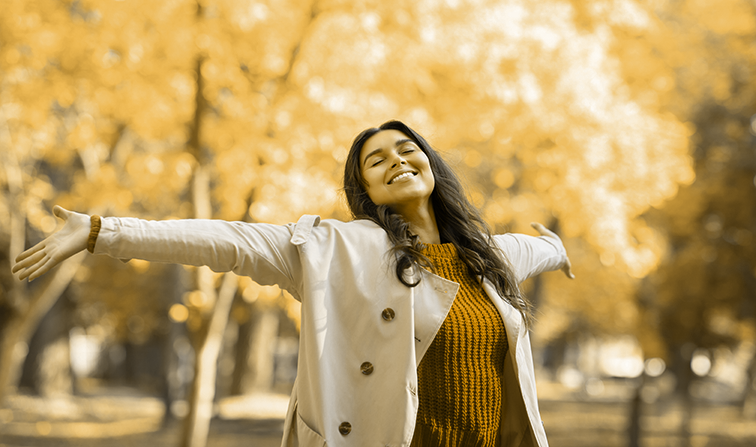 222cheerful-young-woman-in-fashionable-fall-outfit-fe-7RJBTSF